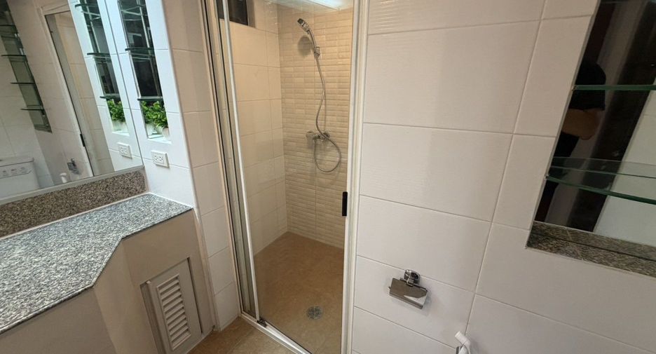 For rent 3 bedrooms condo in Khlong Toei, Bangkok