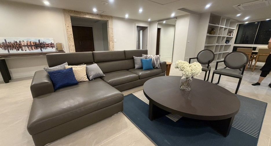 For rent 3 bedrooms condo in Khlong Toei, Bangkok