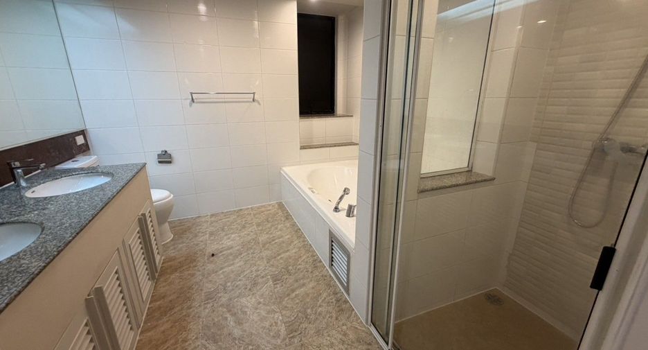 For rent 3 bedrooms condo in Khlong Toei, Bangkok