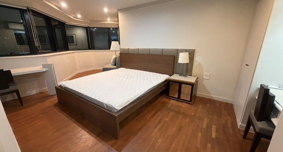 For rent 3 bedrooms condo in Khlong Toei, Bangkok