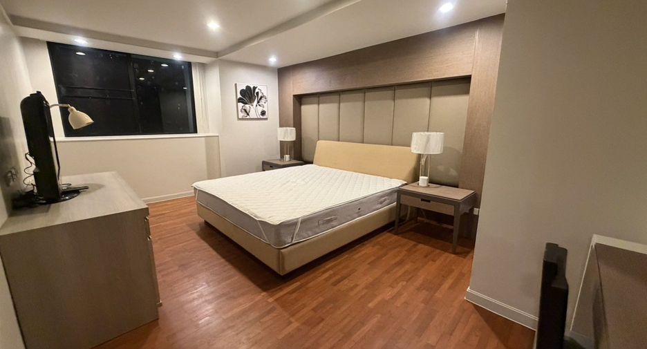 For rent 3 bedrooms condo in Khlong Toei, Bangkok