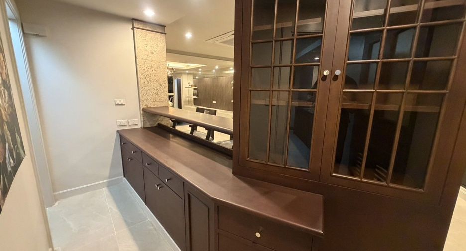 For rent 3 bedrooms condo in Khlong Toei, Bangkok