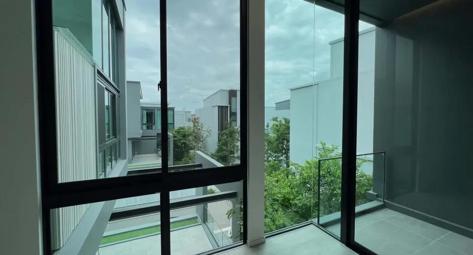 Casa en alquiler de 4 habitaciones en Saphan Sung, Bangkok