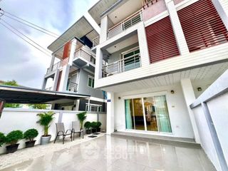 For rent 4 bedrooms townhouse in Bang Lamung, Chonburi