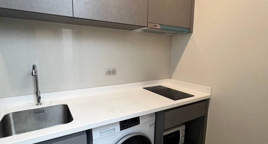 Condo en alquiler de 2 habitaciones en Huai Khwang, Bangkok