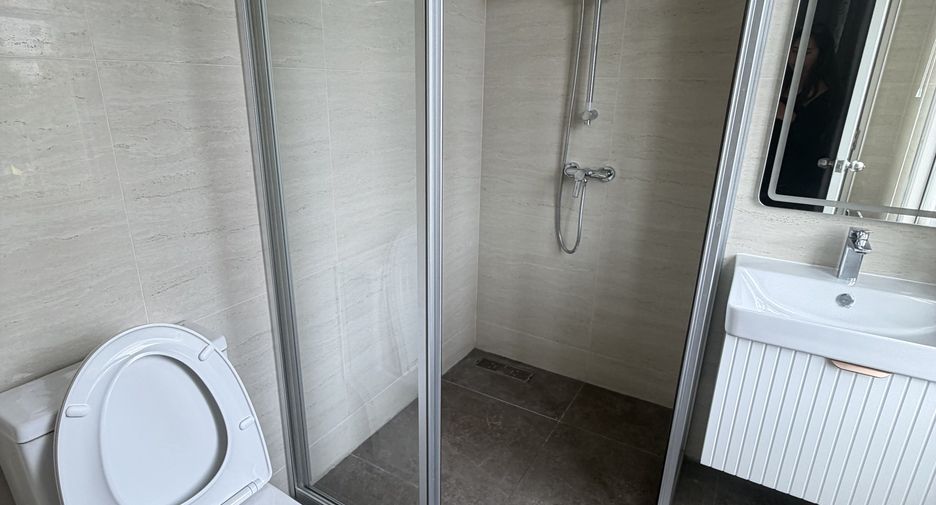 For rent 4 bedrooms house in Watthana, Bangkok