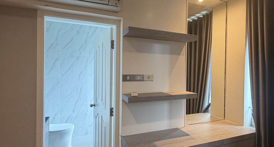For rent 4 bedrooms house in Watthana, Bangkok