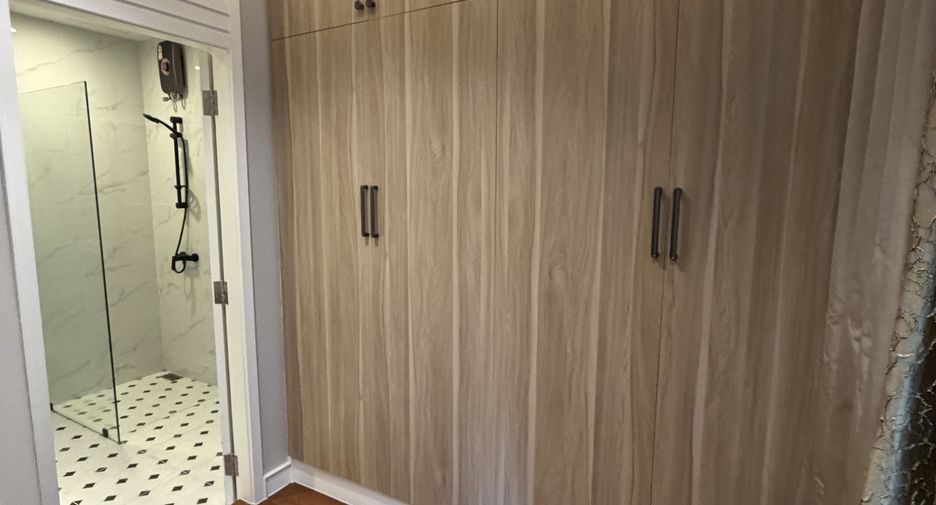 For rent 4 bedrooms house in Watthana, Bangkok