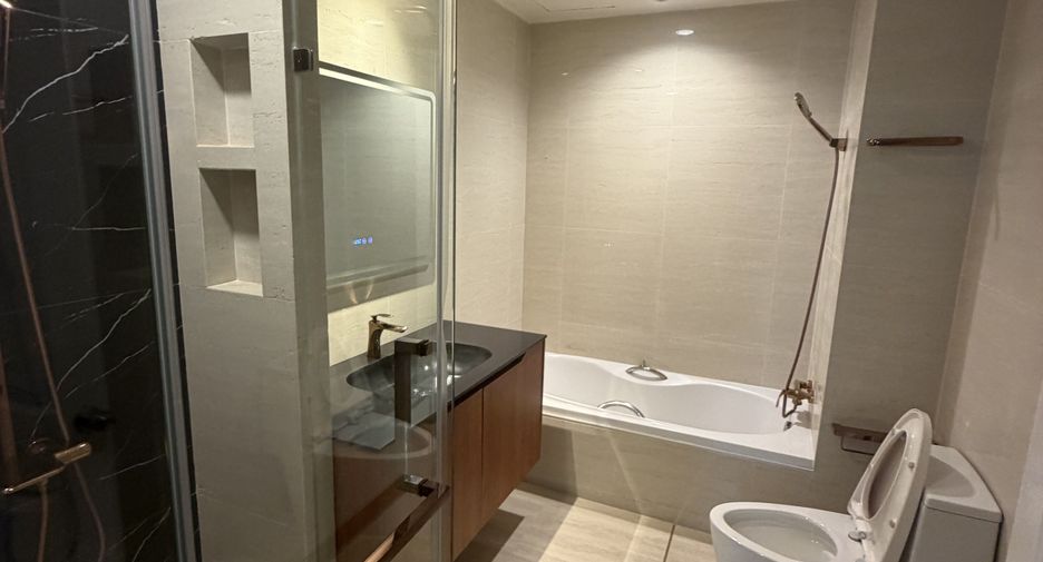 For rent 4 bedrooms house in Watthana, Bangkok