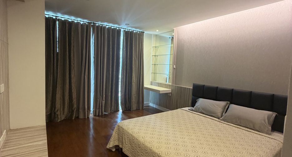 For rent 4 bedrooms house in Watthana, Bangkok