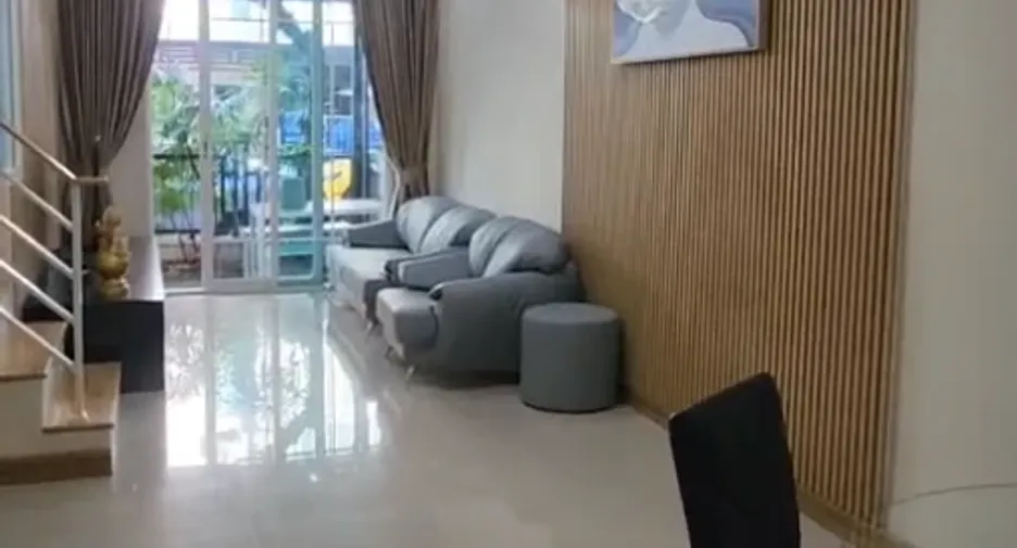 Casa adosada en alquiler de 3 habitaciones en Bang Lamung, Chonburi