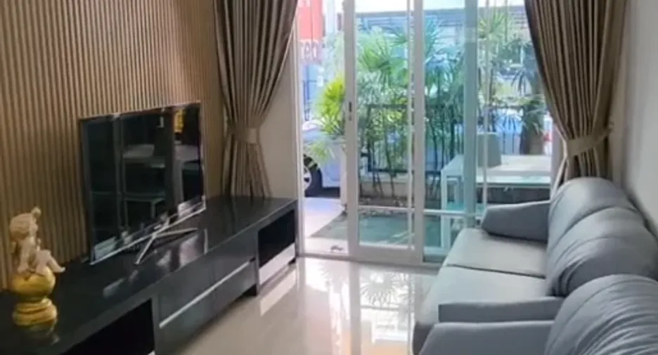 Casa adosada en alquiler de 3 habitaciones en Bang Lamung, Chonburi