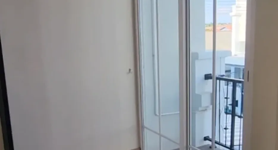 Casa adosada en alquiler de 3 habitaciones en Bang Lamung, Chonburi