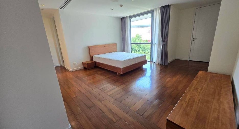 For rent 3 bedrooms condo in Yan Nawa, Bangkok