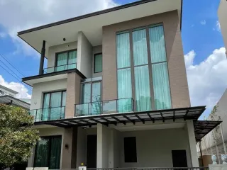For sale 3 bedrooms house in Wang Thonglang, Bangkok