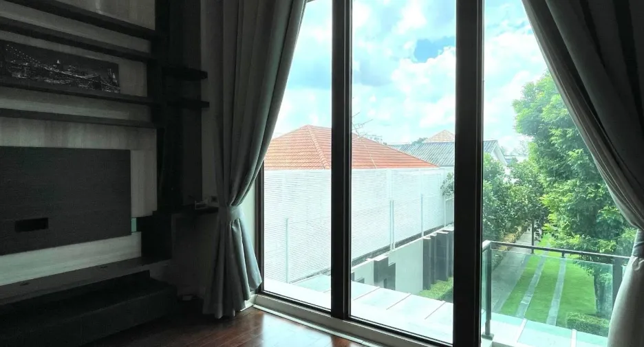For sale 3 bedrooms house in Wang Thonglang, Bangkok