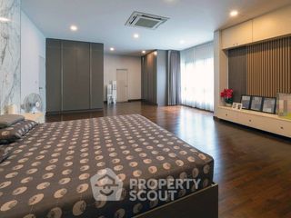 Haus zum Kauf mit 4 Zimmer in Taling Chan, Bangkok