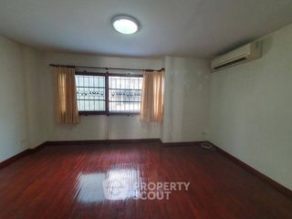 Casa adosada en venta de 3 habitaciones en Bueng Kum, Bangkok