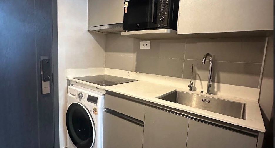 For sale 3 bedrooms condo in Khlong Toei, Bangkok