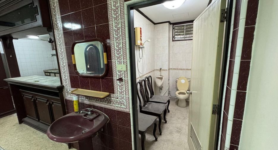 For sale and for rent 4 bedrooms townhouse in Thon Buri, Bangkok