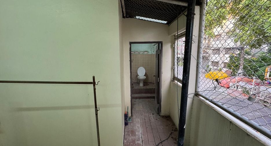 For sale and for rent 4 bedrooms townhouse in Thon Buri, Bangkok