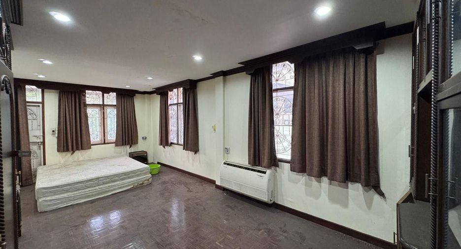 For sale and for rent 4 bedrooms townhouse in Thon Buri, Bangkok