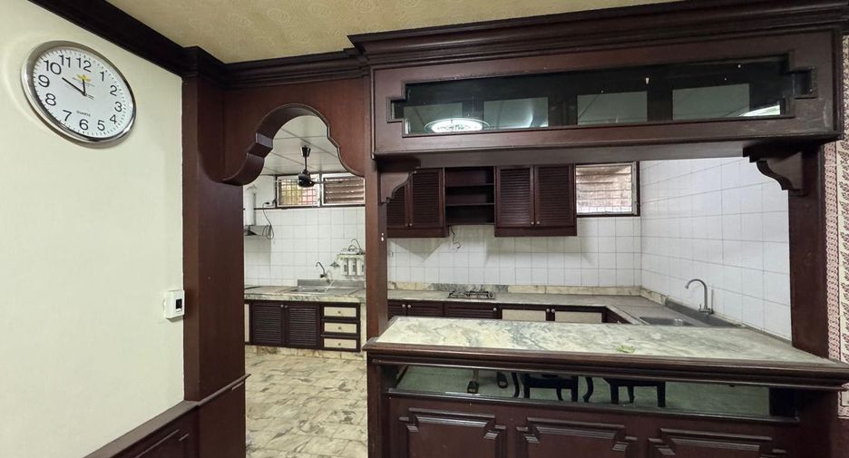 For sale and for rent 4 bedrooms townhouse in Thon Buri, Bangkok