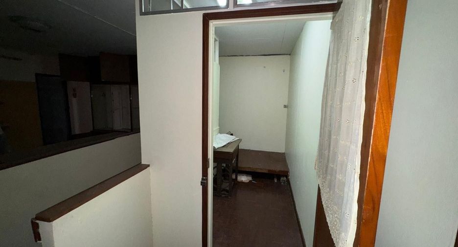 For sale and for rent 4 bedrooms townhouse in Thon Buri, Bangkok