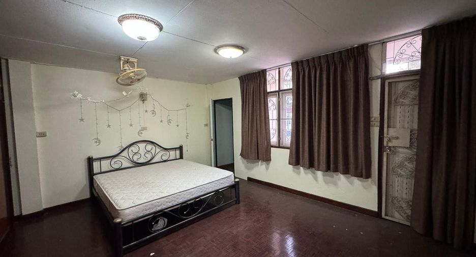 For sale and for rent 4 bedrooms townhouse in Thon Buri, Bangkok