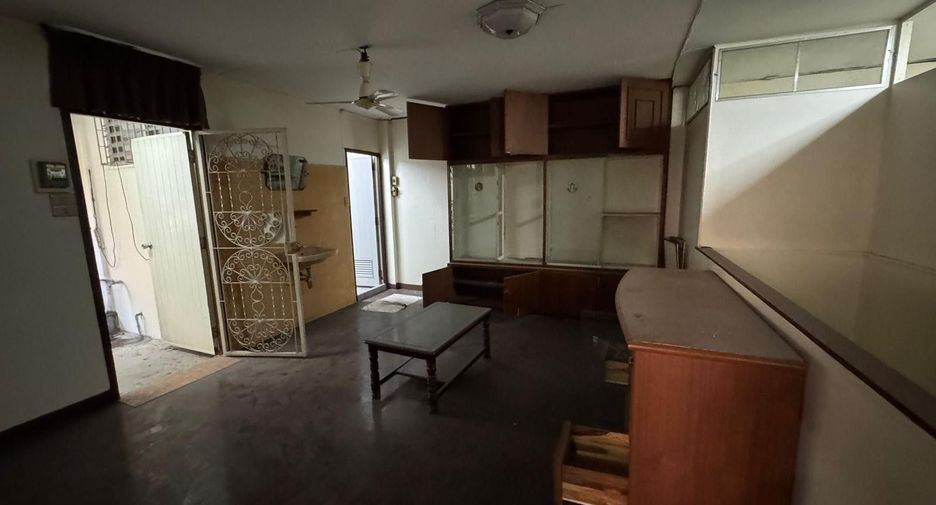 For sale and for rent 4 bedrooms townhouse in Thon Buri, Bangkok