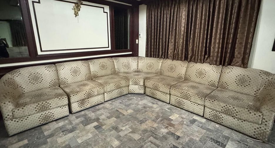 For sale and for rent 4 bedrooms townhouse in Thon Buri, Bangkok