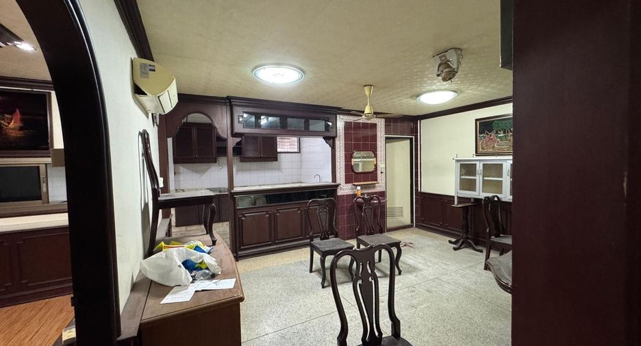 For sale and for rent 4 bedrooms townhouse in Thon Buri, Bangkok