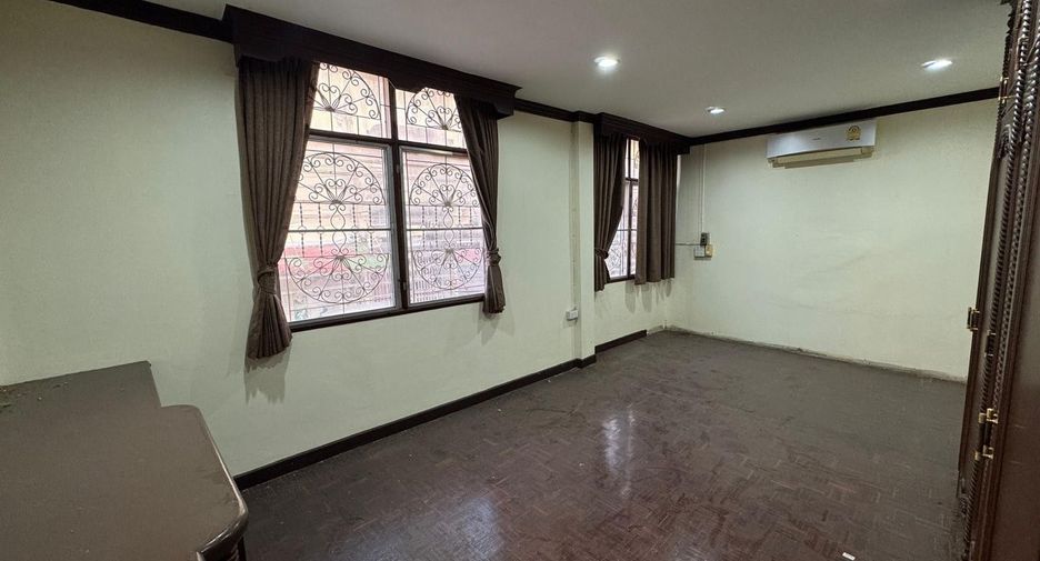 For sale and for rent 4 bedrooms townhouse in Thon Buri, Bangkok