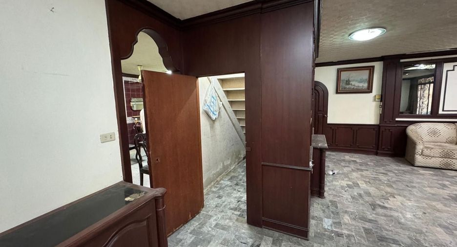 For sale and for rent 4 bedrooms townhouse in Thon Buri, Bangkok