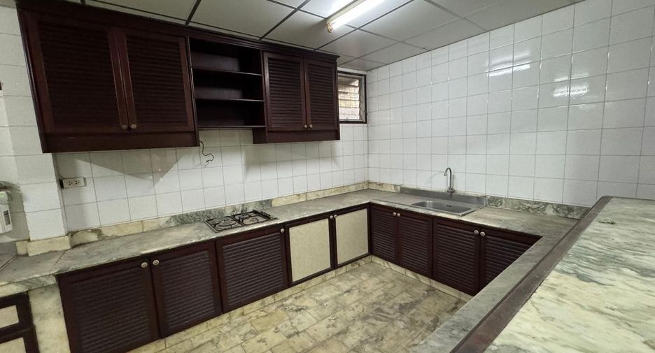 For sale and for rent 4 bedrooms townhouse in Thon Buri, Bangkok