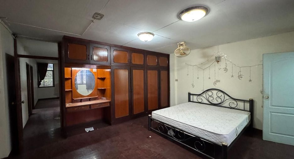 For sale and for rent 4 bedrooms townhouse in Thon Buri, Bangkok