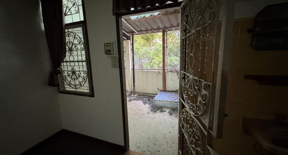 For sale and for rent 4 bedrooms townhouse in Thon Buri, Bangkok