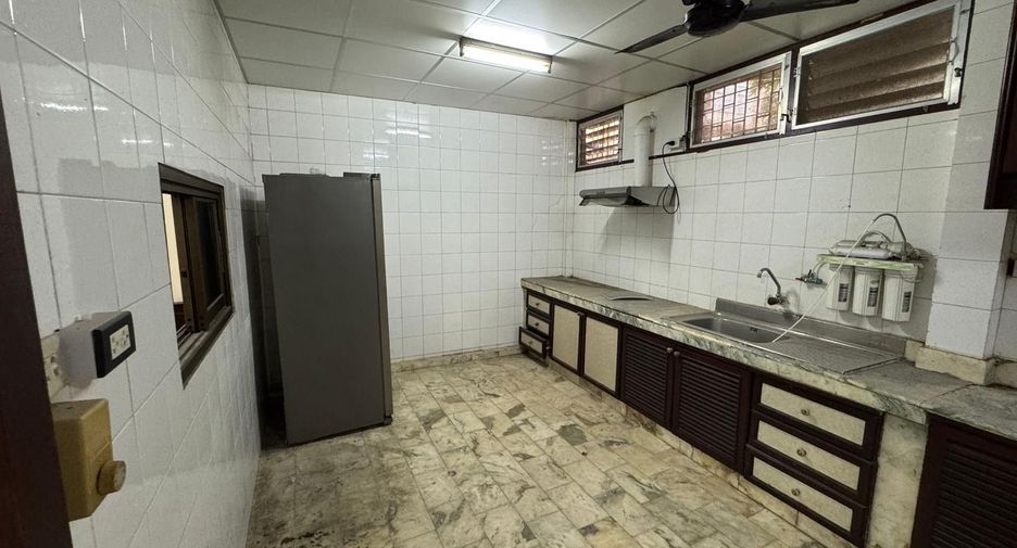 For sale and for rent 4 bedrooms townhouse in Thon Buri, Bangkok