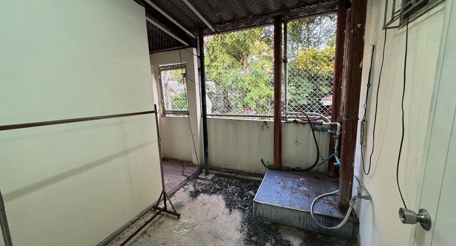 For sale and for rent 4 bedrooms townhouse in Thon Buri, Bangkok