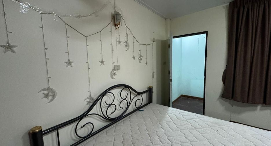 For sale and for rent 4 bedrooms townhouse in Thon Buri, Bangkok