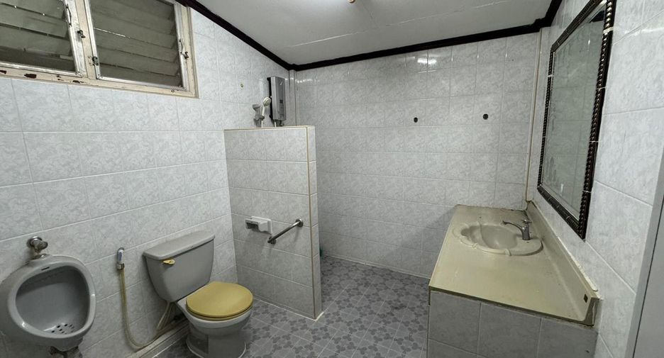 For sale and for rent 4 bedrooms townhouse in Thon Buri, Bangkok