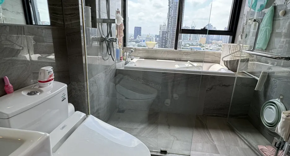 À vendre 2 chambres condo à Khlong Toei, Bangkok