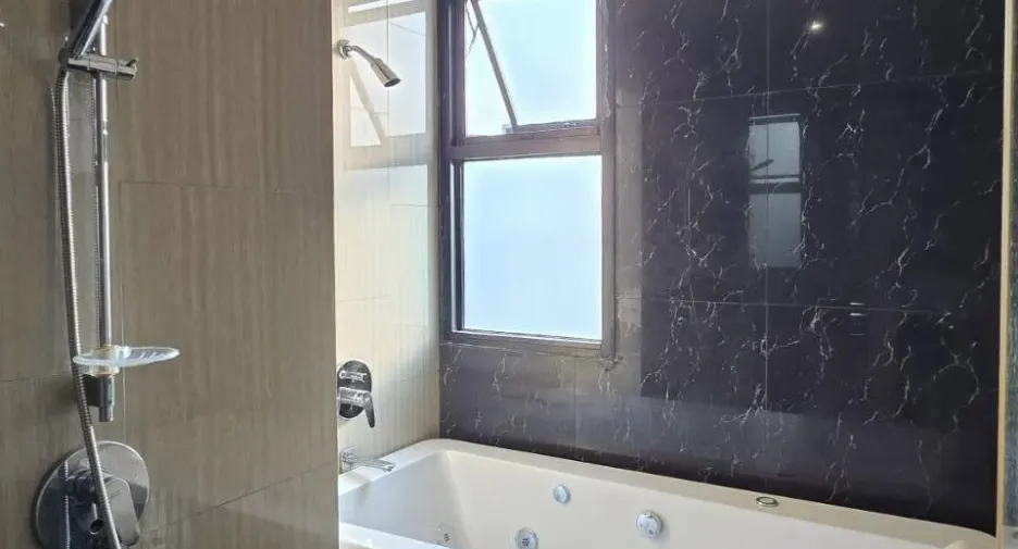 For rent 3 ベッドルーム condo in Phra Khanong, Bangkok