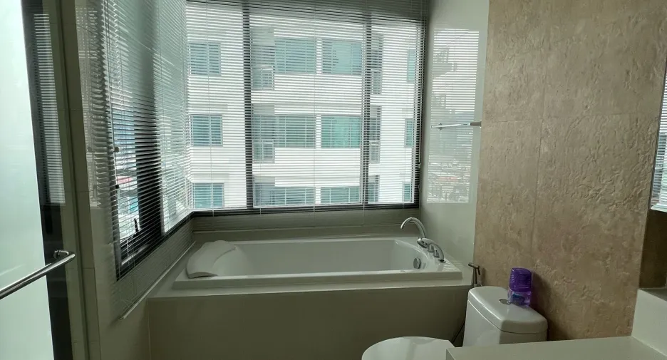 For sale 1 bed condo in Khlong Toei, Bangkok