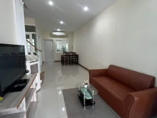 For rent 4 bedrooms townhouse in Mueang Chiang Mai, Chiang Mai