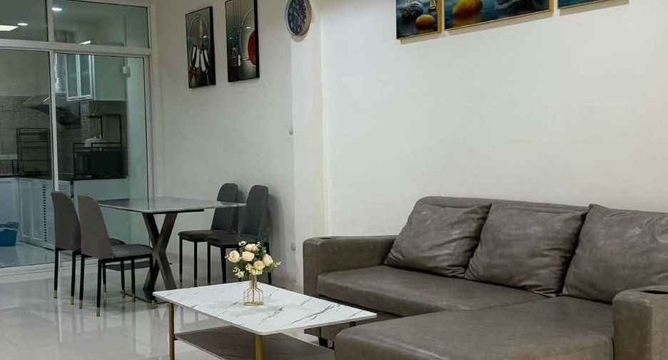For rent 4 bedrooms townhouse in Huai Khwang, Bangkok