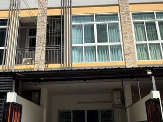 For rent 4 bedrooms townhouse in Huai Khwang, Bangkok
