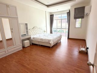 For rent 4 bedrooms townhouse in Huai Khwang, Bangkok