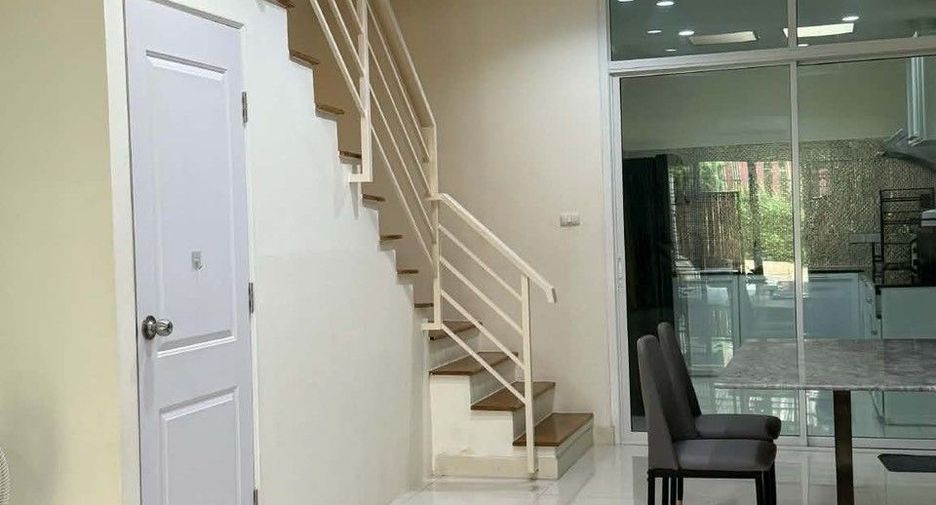 For rent 4 bedrooms townhouse in Huai Khwang, Bangkok