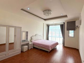 For rent 4 bedrooms townhouse in Huai Khwang, Bangkok